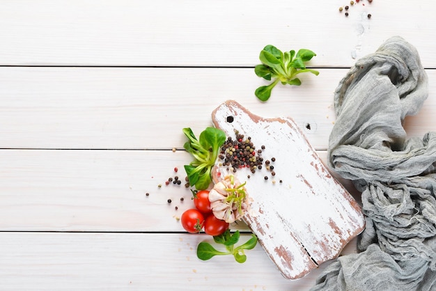 Ručne pripravené jedlo na drevenom stole